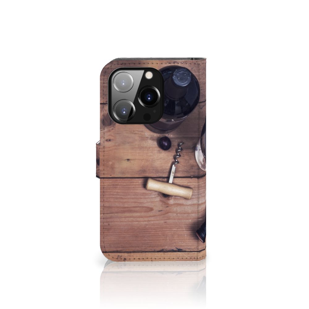 iPhone 14 Pro Book Cover Wijn met een houten achtergrond en een fles wijn design