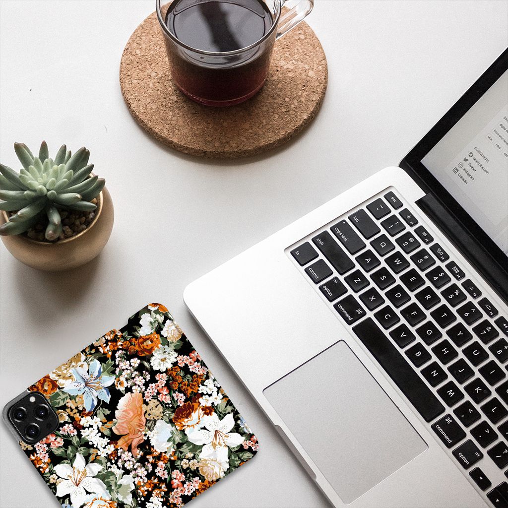 Smart Cover voor iPhone 13 Pro Max Dark Flowers op bureau met laptop en planten.