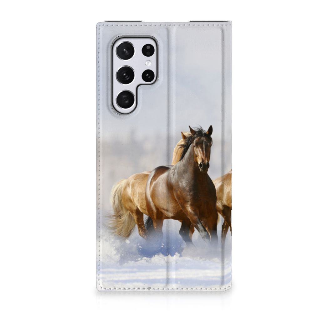 Samsung Galaxy S22 Ultra Hoesje maken Paarden met een afbeelding van rennende paarden in de sneeuw.