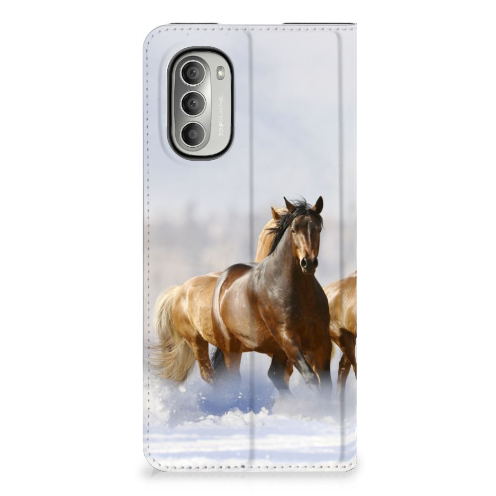 Motorola Moto G51 5G Hoesje maken Paarden met afbeelding van rijdende paarden in sneeuw.