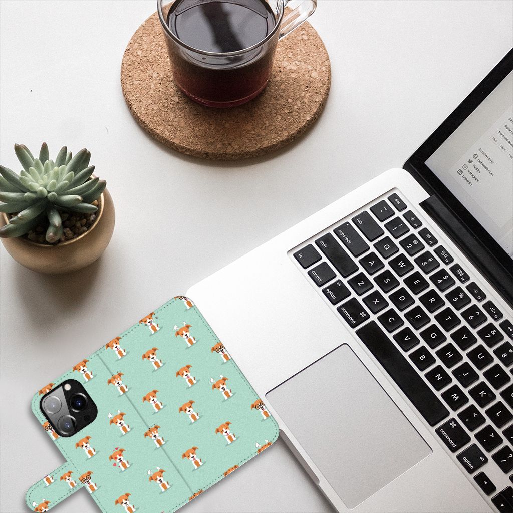 iPhone 14 Pro Telefoonhoesje met Pasjes Pups op een bureau met een laptop en een kopje koffie ☕.