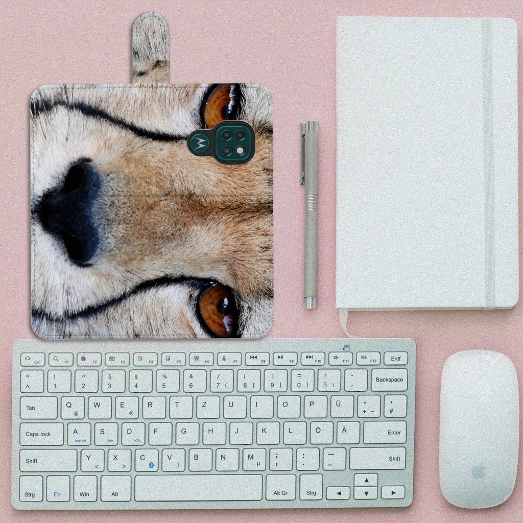 Motorola Moto G9 Play | E7 Plus Telefoonhoesje met Pasjes Cheetah met close-up van cheeta gezichten op roze achtergrond