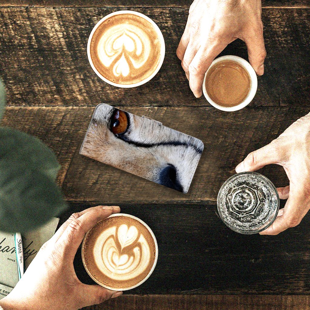 Samsung Galaxy S20 Telefoonhoesje met Pasjes Cheetah op een houten tafel met koffie.