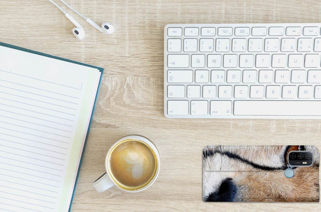 OPPO A53 | A53s Hoesje maken Cheetah close-up design met een cheetahprint op een bureau