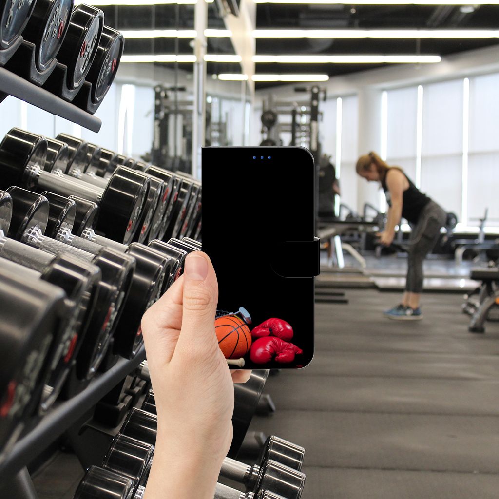 OPPO Reno6 5G Wallet Case met Pasjes Sports afgebeeld in een sportschool met gewichten en een sporter.