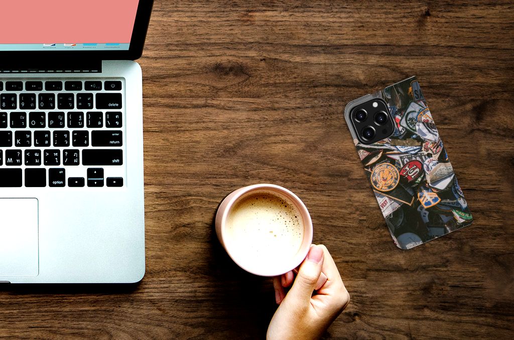 iPhone 13 Pro Stand Case Badges op een bureau met een laptop en een beker koffie ☕.