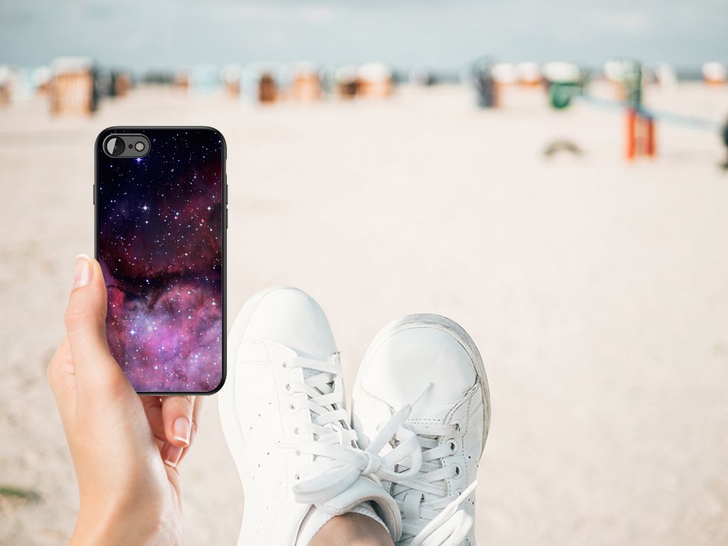 Backcover voor iPhone SE 2022 | SE 2020 | 7/8 Galaxy helden in het heelal, gedragen op een strand.