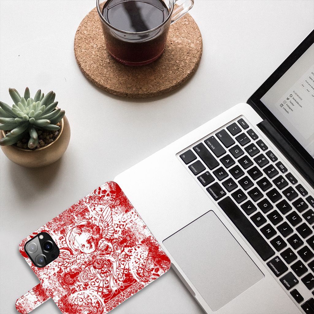 Telefoonhoesje met Naam iPhone 14 Pro Angel Skull Rood op een bureau met laptop en planten 🌵