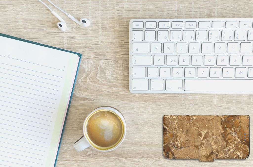 Huawei P Smart 2020 Bookcase Marmer Creme op bureau met koffie en notitieboek