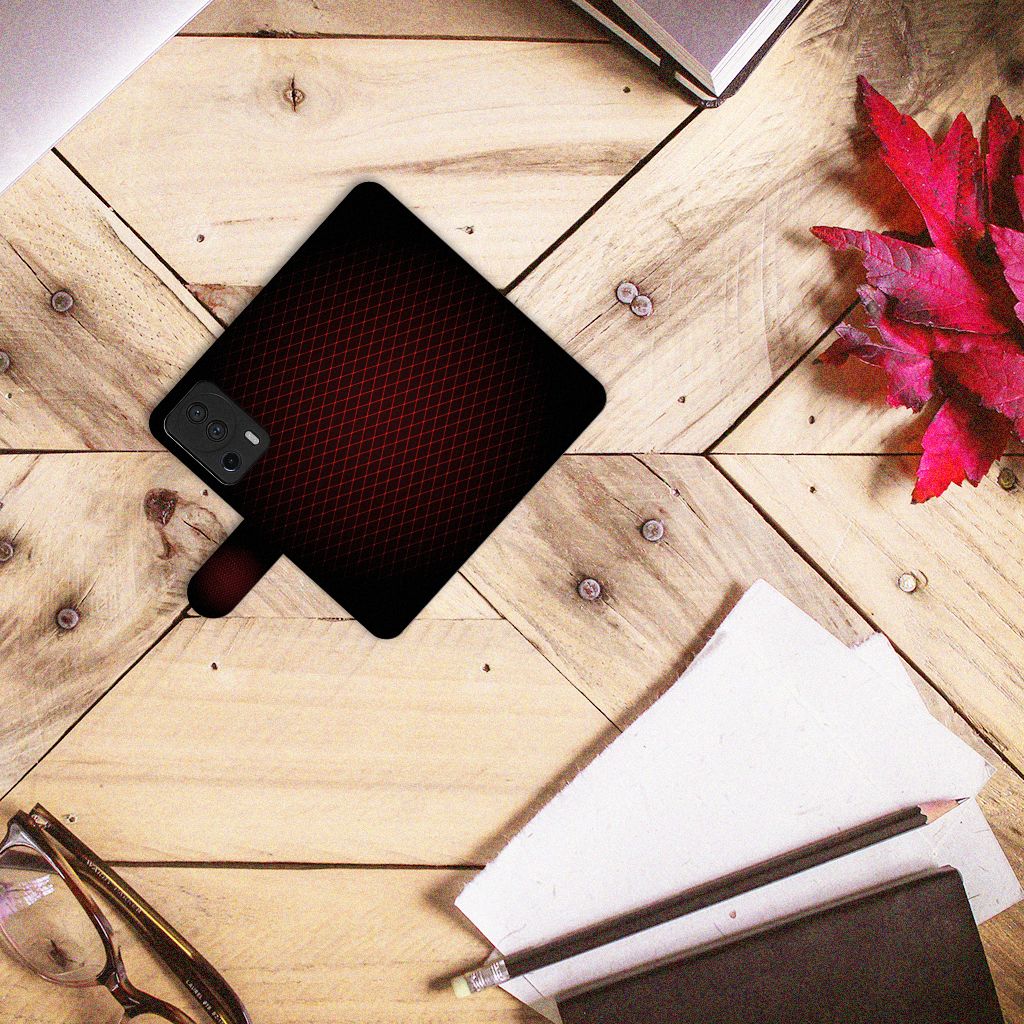 Xiaomi 13 Lite Telefoon Hoesje Geruit Rood op houten tafel met kantoorbenodigdheden