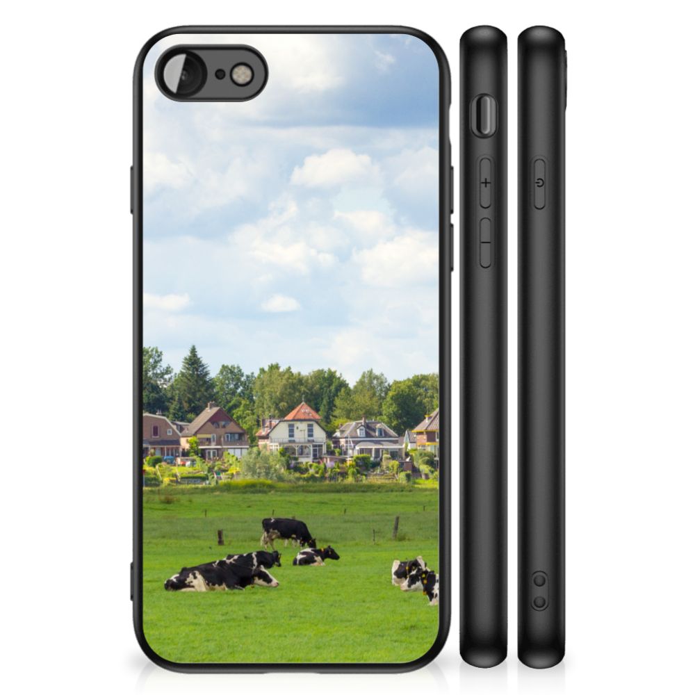 iPhone SE 2022 | SE 2020 | 7/8 Dierenprint Telefoonhoesje Koeien met koeien in een groene weide en huizen op de achtergrond.