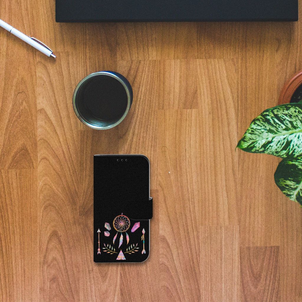 iPhone 13 Mini Leuk Hoesje Boho Dreamcatcher met een dromenvanger en kleurrijke pijlen op een houten tafel 🌿.