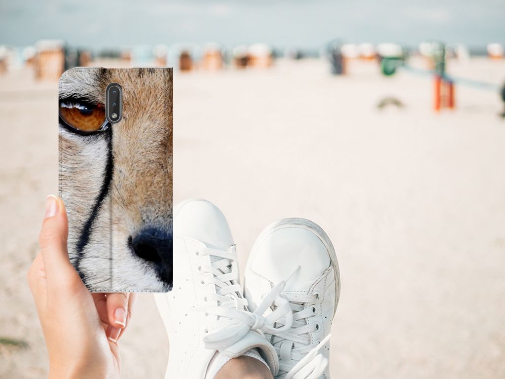 Nokia 2.3 Hoesje maken Cheetah met close-up afbeelding van een cheetah op een strand.