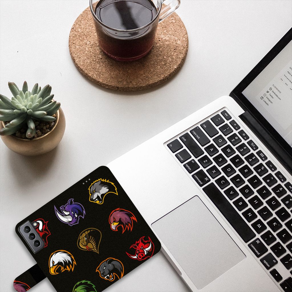 Samsung Galaxy S21 FE Leuk Hoesje Cartoon met kleurrijke cartoons op een bureau met laptop en plant.