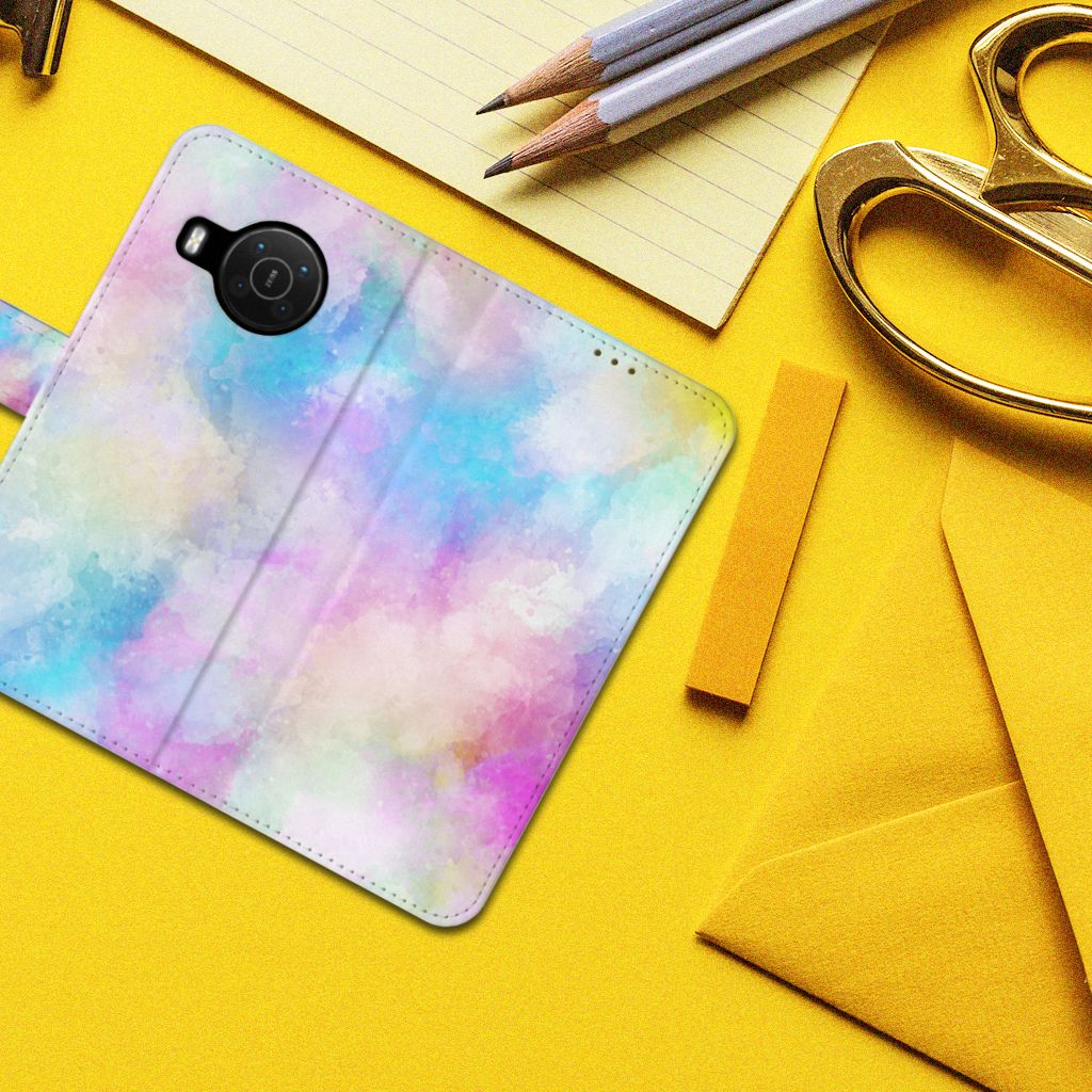 Hoesje Nokia X10 | Nokia X20 Watercolor Light met pastelkleuren op een geel bureau.