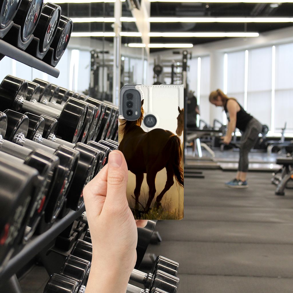 Motorola Moto E20 Hoesje maken Design Cowboy met paardenprint in sportschoolomgeving.