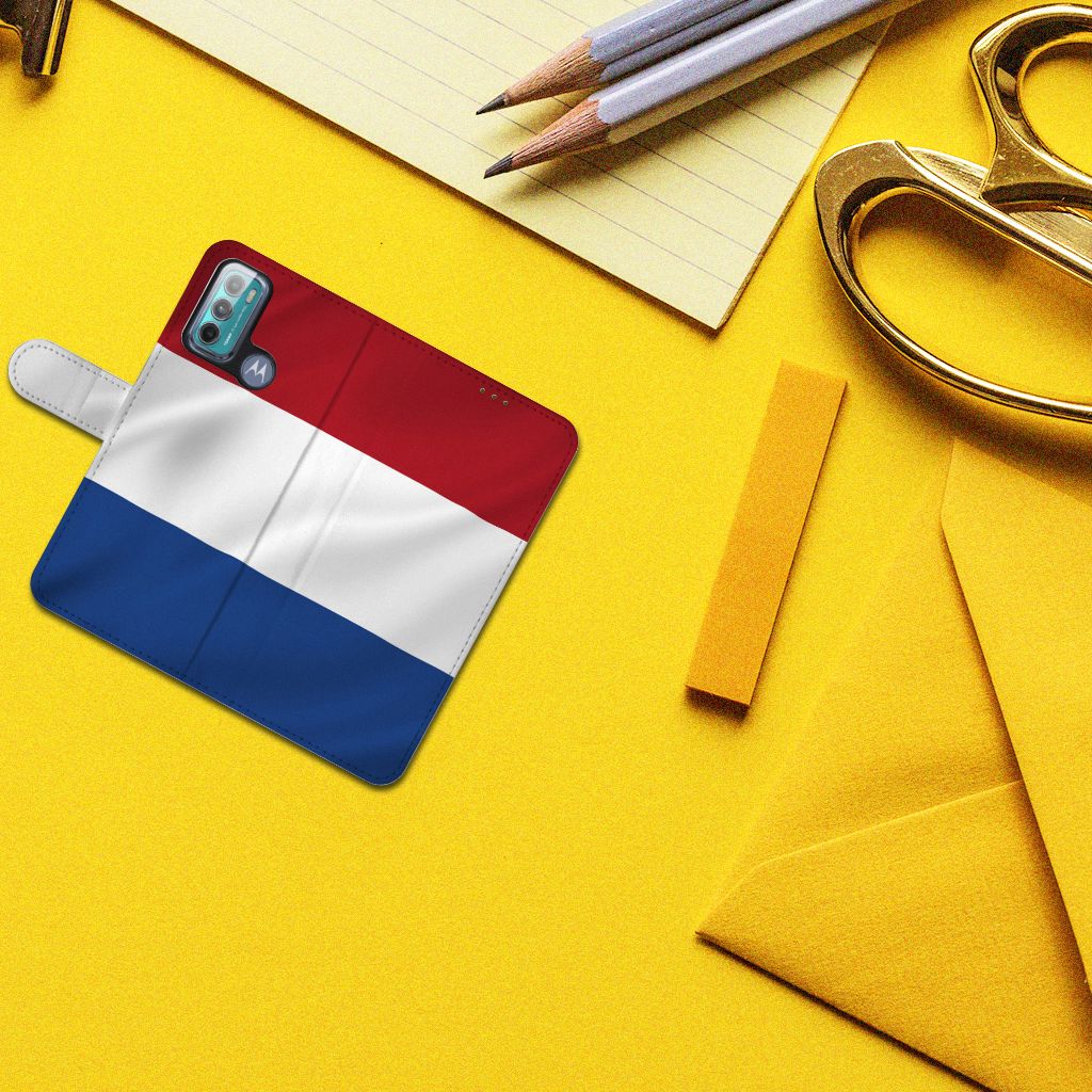 Motorola Moto G60 Bookstyle Case Nederlandse Vlag op een gele achtergrond met kantoorbenodigdheden.