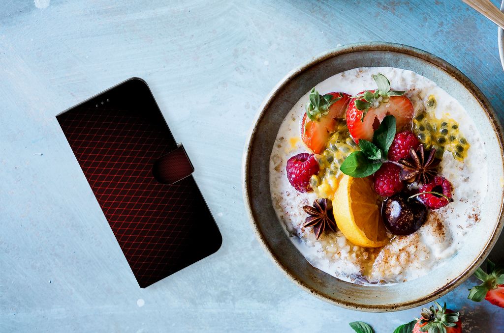 Samsung Galaxy Xcover 6 Pro Telefoon Hoesje Geruit Rood naast een kom fruitige ontbijtbowls.