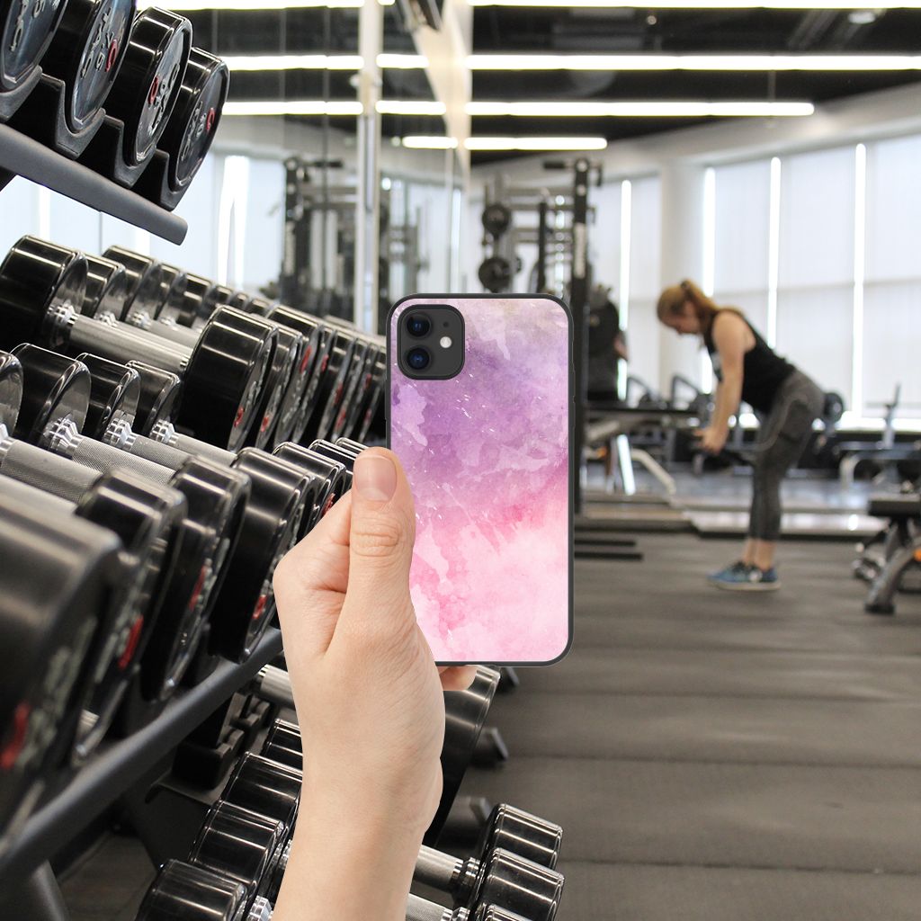 Kleurrijke Telefoonhoesje iPhone 11 Pink Purple Paint in de sportschool met gewichtjes op de achtergrond.