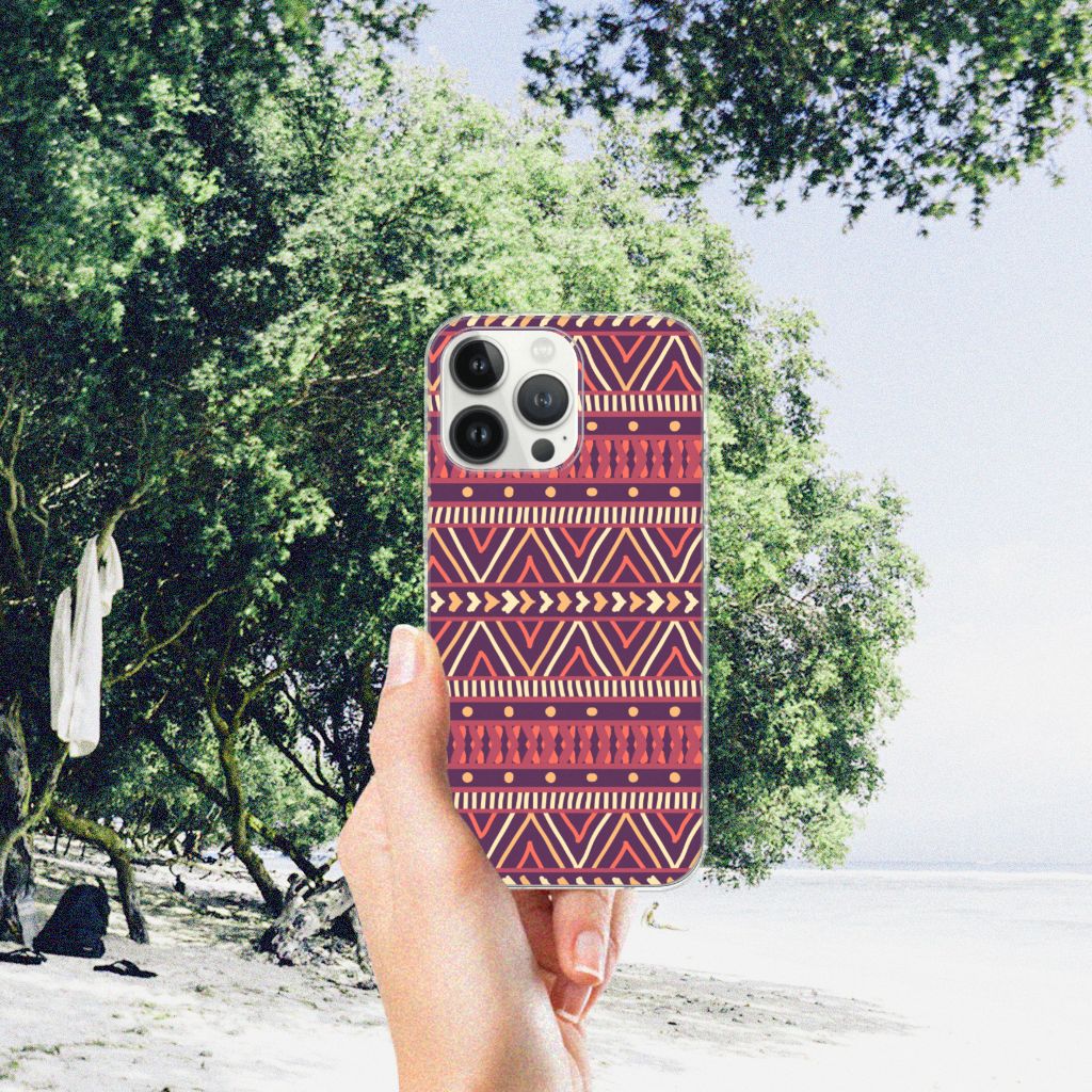 iPhone 13 Pro Max TPU bumper Aztec Paars met kleurrijk Azteekse patronen in een natuurlijke omgeving.
