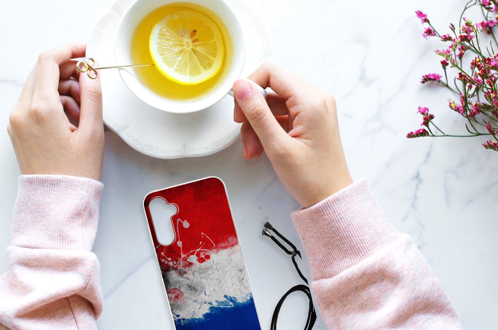 Samsung Galaxy A14 5G Cover Case Nederland met Nederlands Vlag design op tafel met thee.