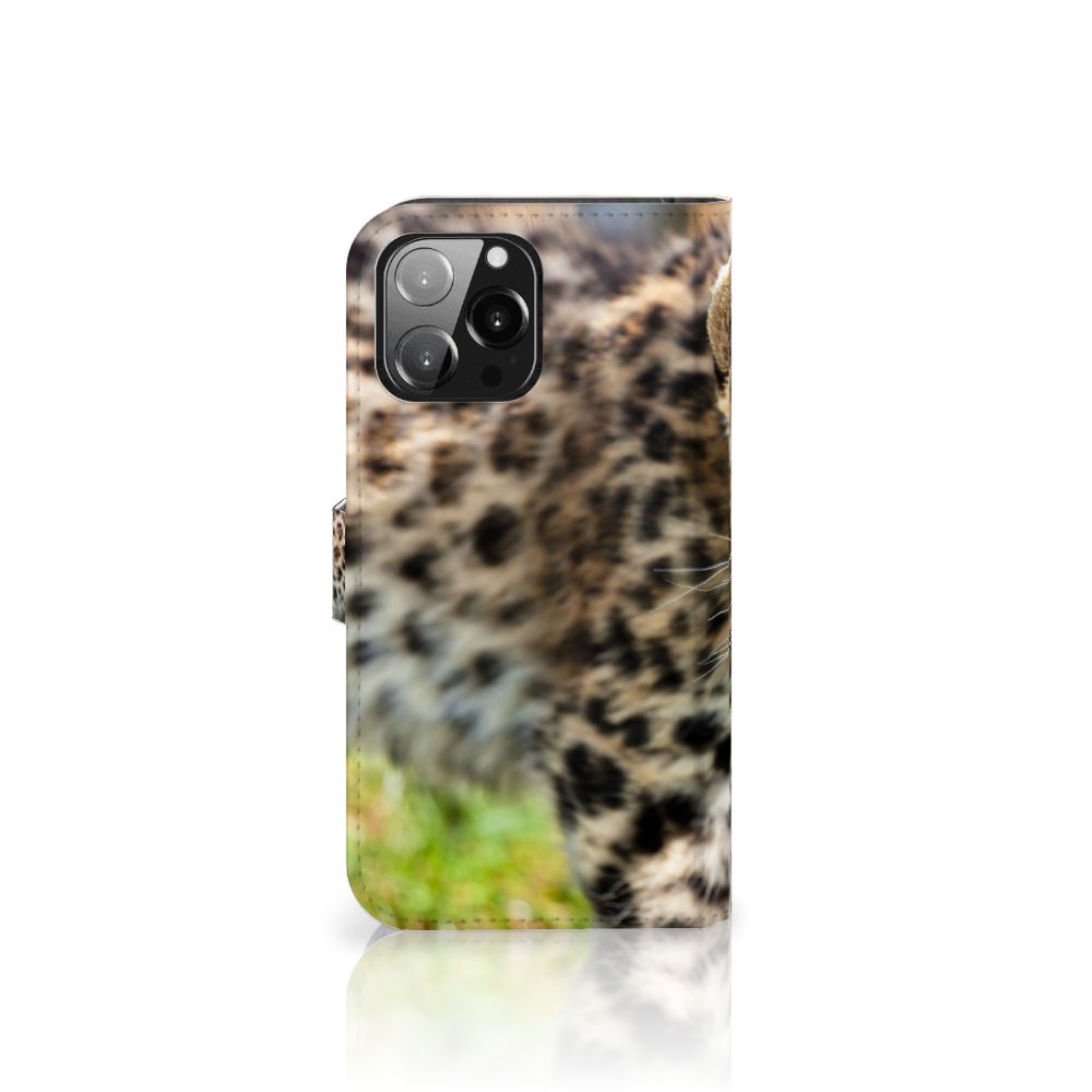 iPhone 13 Pro Max Telefoonhoesje met Pasjes Baby Luipaard met schattige luipaardwelp in close-up.