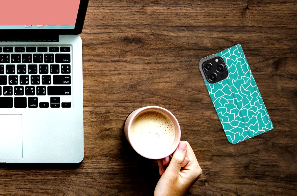 iPhone 13 Pro Bookcase Cracks Blue met een modern ontwerp op een bureau met laptop en een mok koffie ☕.