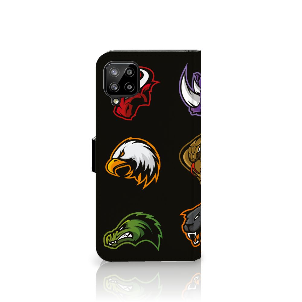 Samsung Galaxy A12 Leuk Hoesje Cartoon met verschillende cartoon dierenkoppen op een zwart achtergrond.