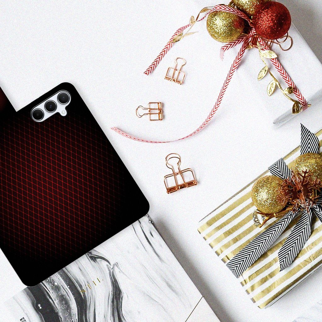 Samsung Galaxy A55 Telefoon Hoesje Geruit Rood met kerstdecoraties en cadeau's op een tafel.