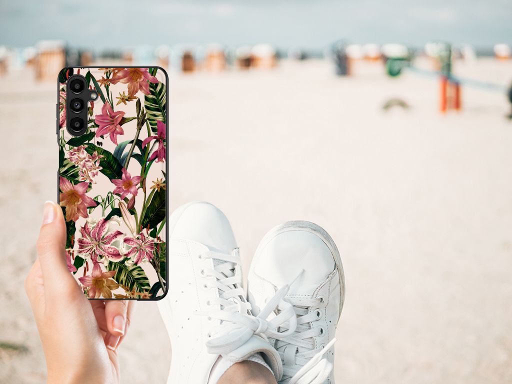 Samsung Galaxy A14 5G Bloemen Hoesje Flowers met bloemenprint op het strand in de hand
