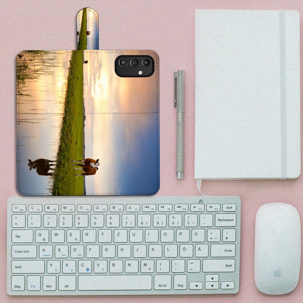 Samsung Galaxy A14 4G Telefoonhoesje met Pasjes Koe met koeien en een weids landschap op een tafel naast een toetsenbord.
