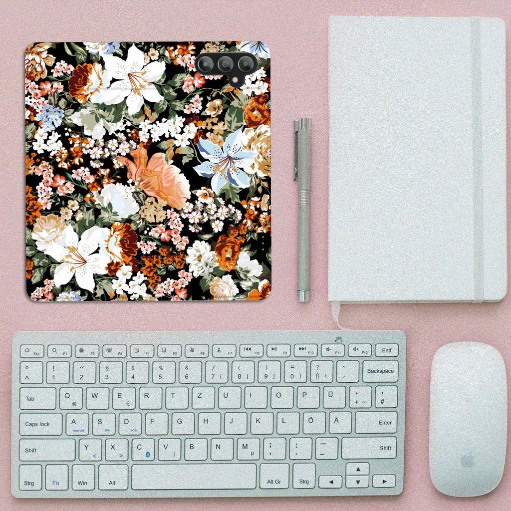 Smart Cover voor Samsung Galaxy A14 4G Dark Flowers met bloemenprint op een bureau met accessoires.