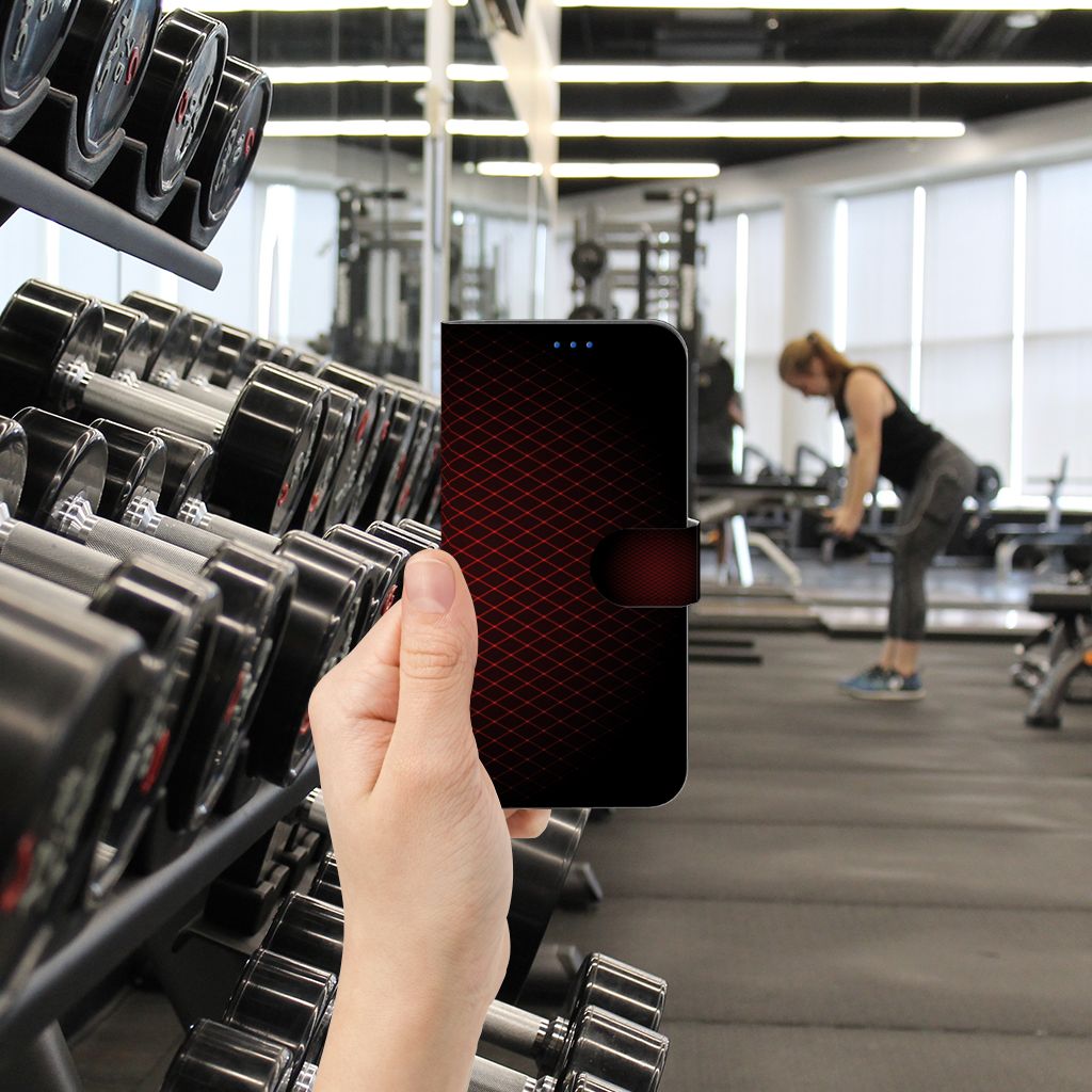 OPPO Reno6 5G Telefoon Hoesje Geruit Rood in hand met gym apparatuur op achtergrond.
