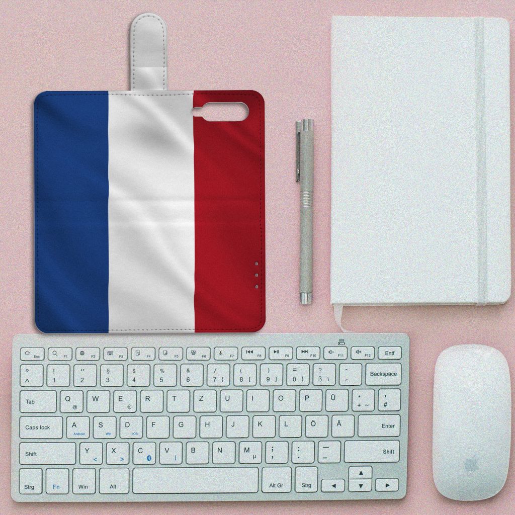 Xiaomi Mi 9 Bookstyle Case Nederlandse Vlag met pasjes en toetsenbord op een bureau.