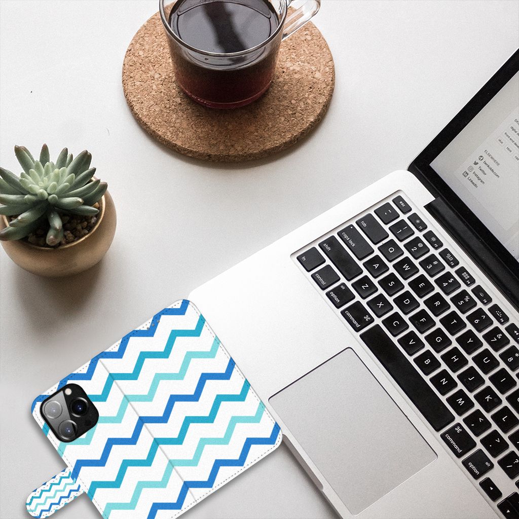 iPhone 14 Pro Telefoon Hoesje Zigzag Blauw op bureau met laptop en plantaardig decor