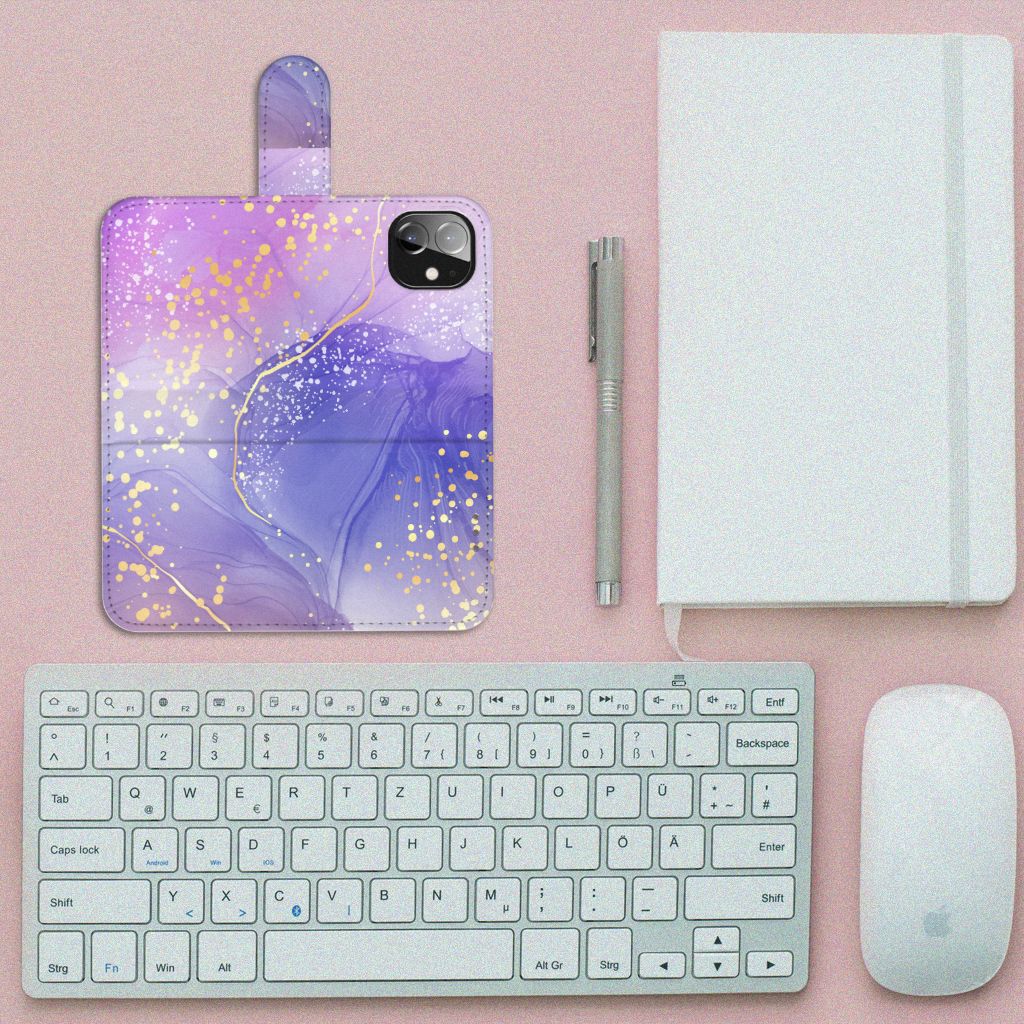 Hoesje voor Apple iPhone 12 Mini Watercolor Paars op bureau met toetsenbord en notitieboek.