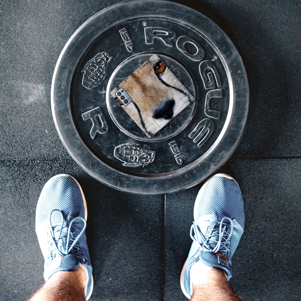 OPPO Reno 6 Pro Plus 5G Hoesje maken Cheetah op een gewichtschijf in de sportschool met sportieve schoenen.