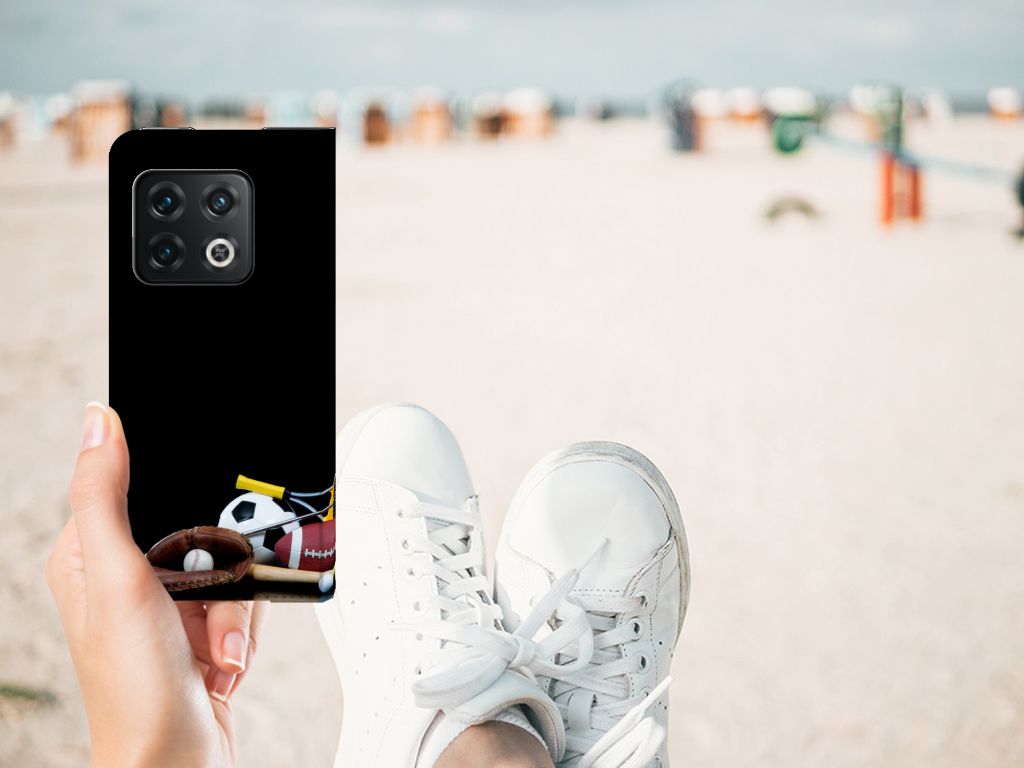 OnePlus 10 Pro Hippe Standcase Sports met sportafbeeldingen op een strand met sneakers op de voorgrond.