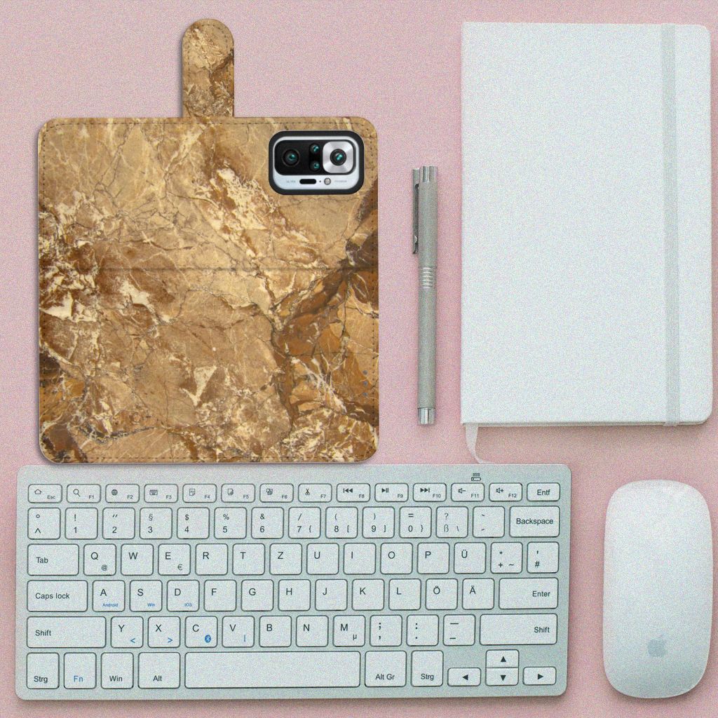 Xiaomi Redmi Note 10 Pro Bookcase Marmer Creme met luxe marmerdesign en accessoires op een bureau.