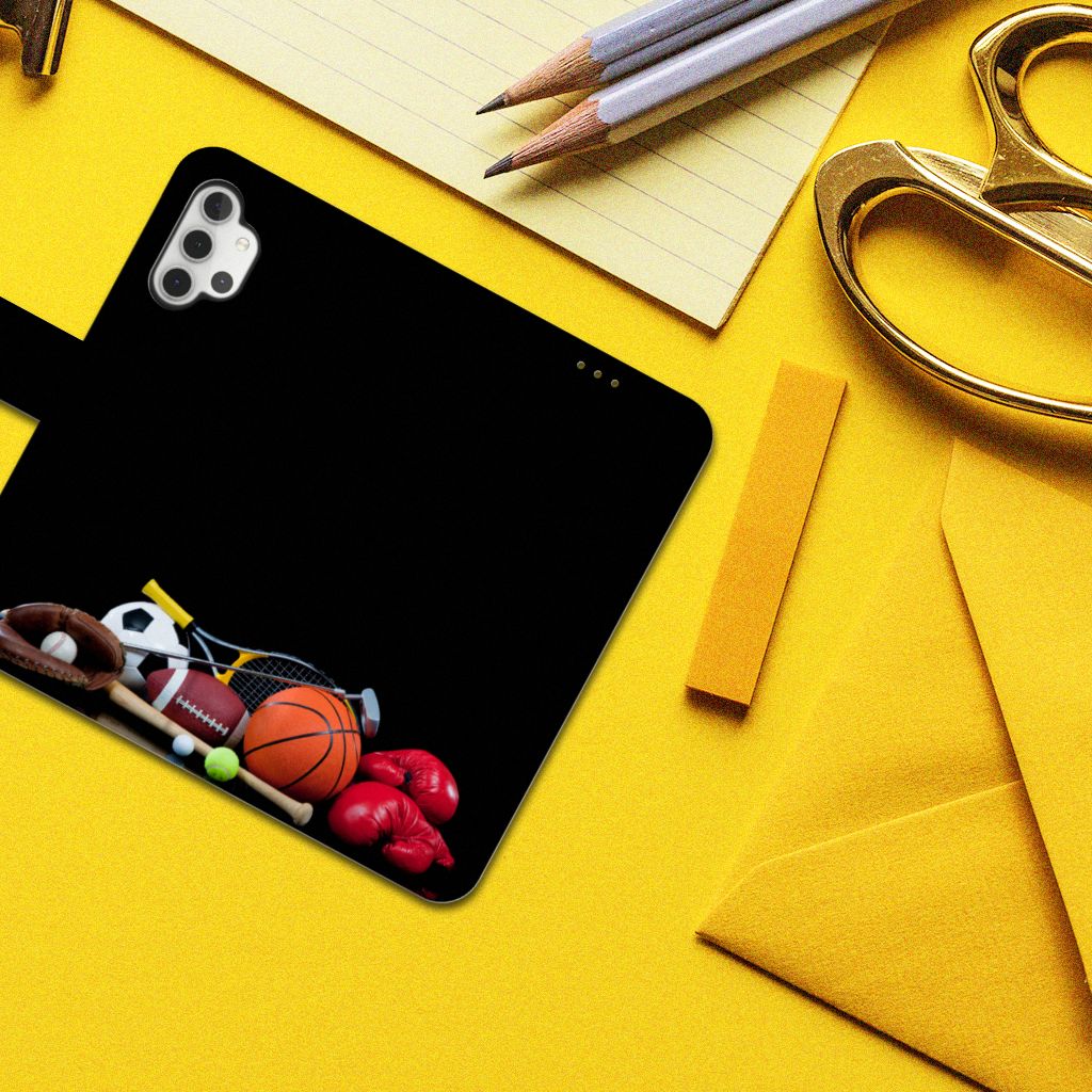 Samsung Galaxy A32 4G Wallet Case met Pasjes Sports met diverse sportballen en apparatuur op een geel bureau