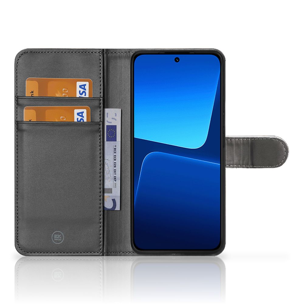 Telefoonhoesje met Pasjes Xiaomi 13 Lite Britse Korthaar met ruimte voor pasjes en telefoon scherm zichtbaar.