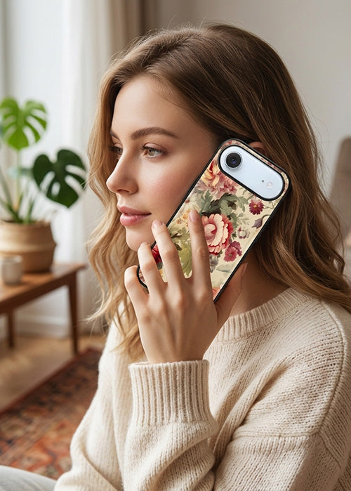 Telefoonhoesje met elegante bloemen print in zachte kleuren en gedetailleerd design