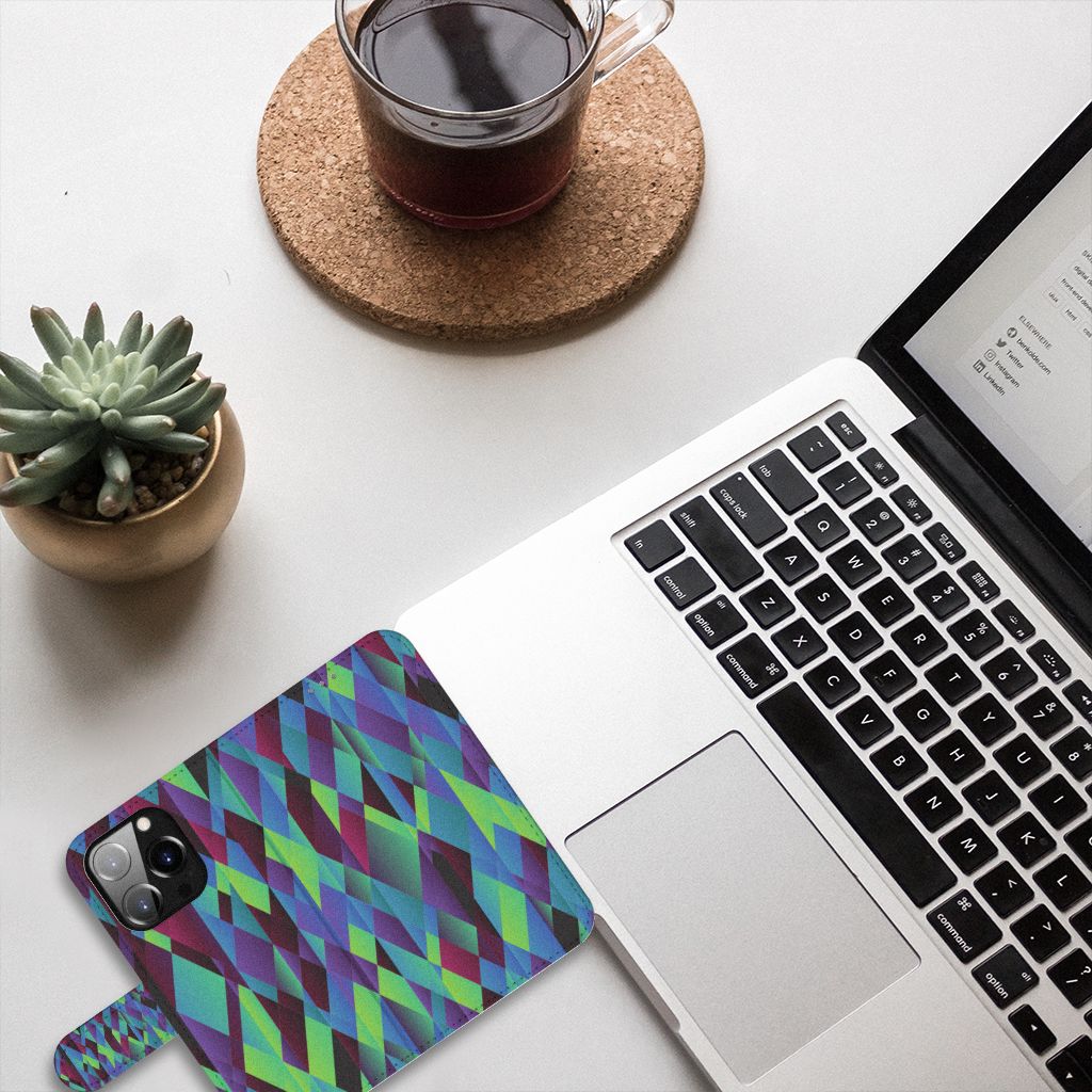 iPhone 14 Pro Book Case Abstract Green Blue met kleurrijk design op een bureau met laptop en plant 🌿.