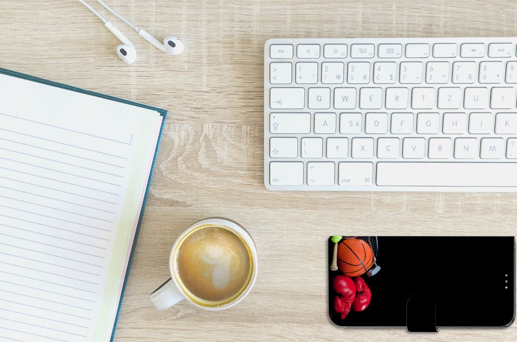 OnePlus Nord N100 Wallet Case met Pasjes Sports op een bureau met koffie en notitieboek.