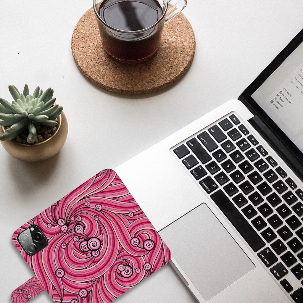 iPhone 13 Pro Max Hoesje Swirl Pink op bureau met laptop en kopje koffie ☕️