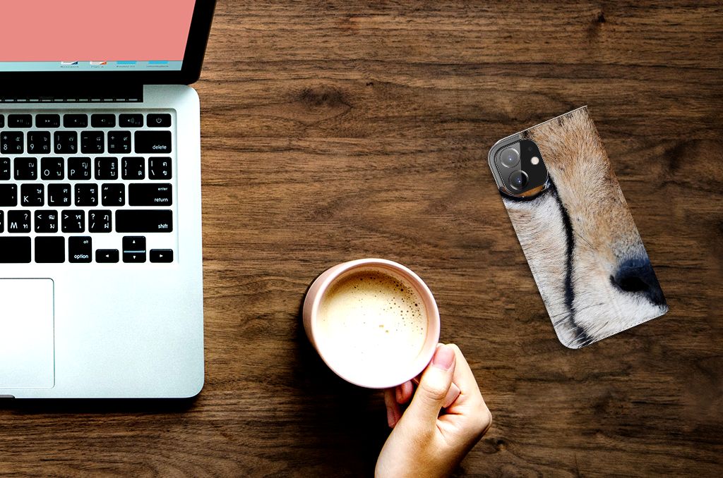 iPhone 12 | iPhone 12 Pro Hoesje maken Cheetah op een bureau met laptop en koffie