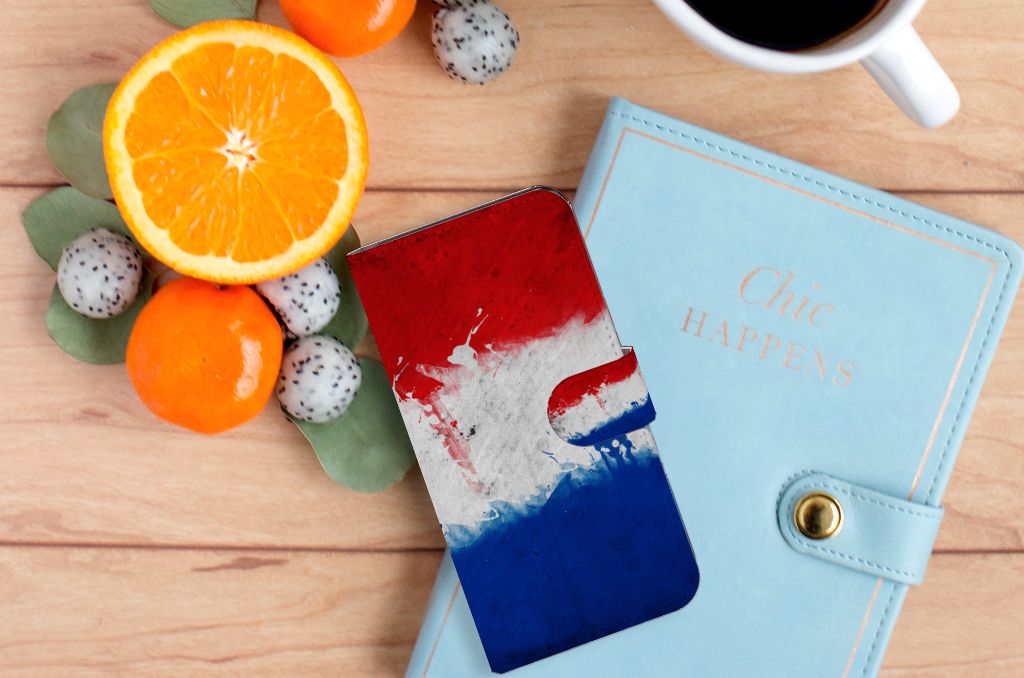 Nokia C2 2nd Edition Bookstyle Case Nederland met artistieke Nederlandse vlag op een houten tafel.