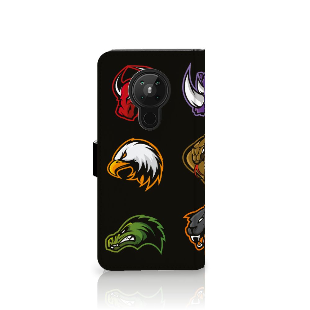 Nokia 5.3 Leuk Hoesje Cartoon met diverse cartoonlogo's en kleurrijk ontwerp op zwarte achtergrond.