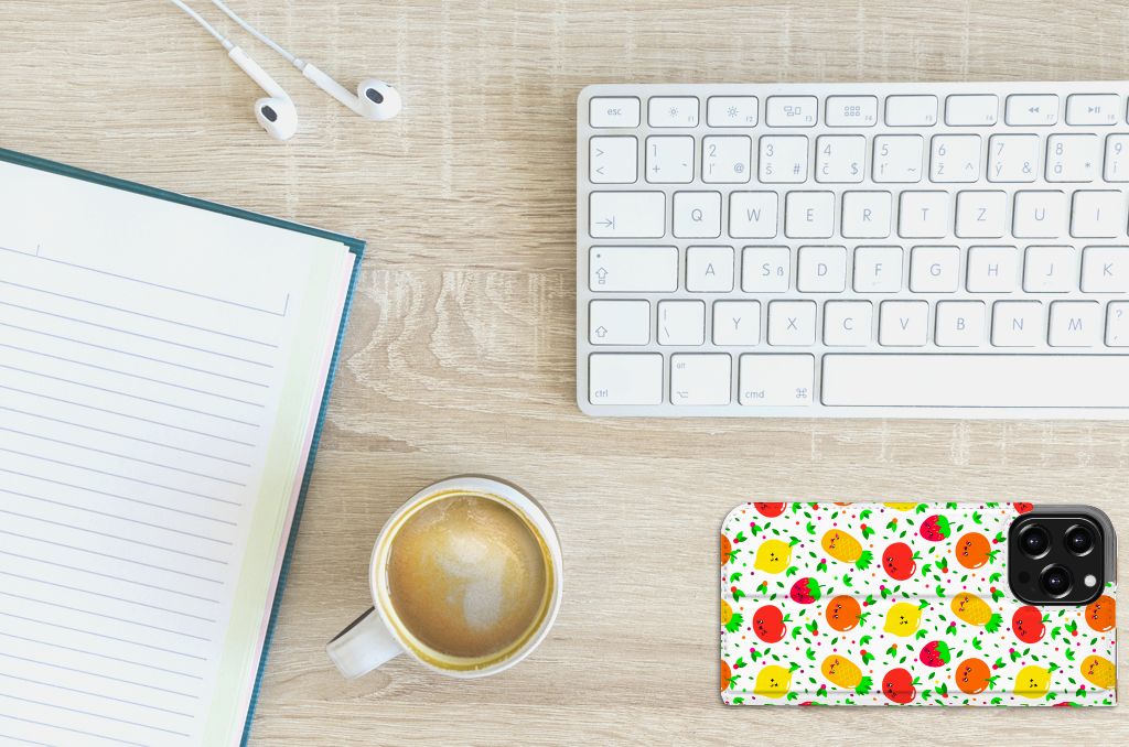 iPhone 13 Pro Max Flip Style Cover Fruits met fruitprint op een bureau met koffie en een notitieboekje.