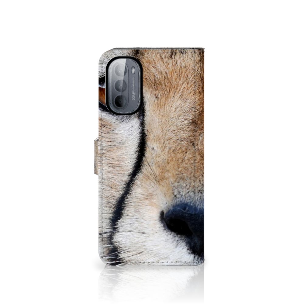 Motorola Moto G31 | G41 Telefoonhoesje met Pasjes Cheetah, close-up afbeelding van cheeta op telefoonhoesje.